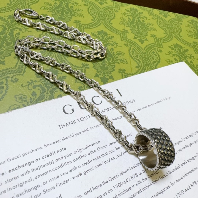 G*u*i necklaces